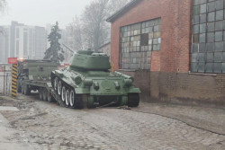Танк Т-34 с постамента перевезли в цех