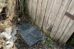 Новые хозяева дома среди мусора  нашли могильную плиту