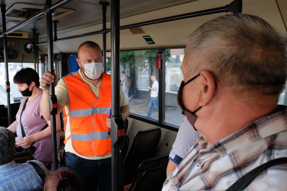 В общественном транспорте нельзя ездить без масок