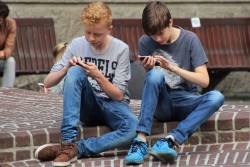 Зависимость детей от гаджетов: что делать, когда ребенок залипает в телефоне