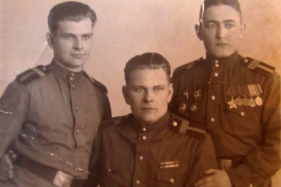 Дядя погиб под Ленинградом, отец ушел на войну в 17 лет и освобождал Прагу