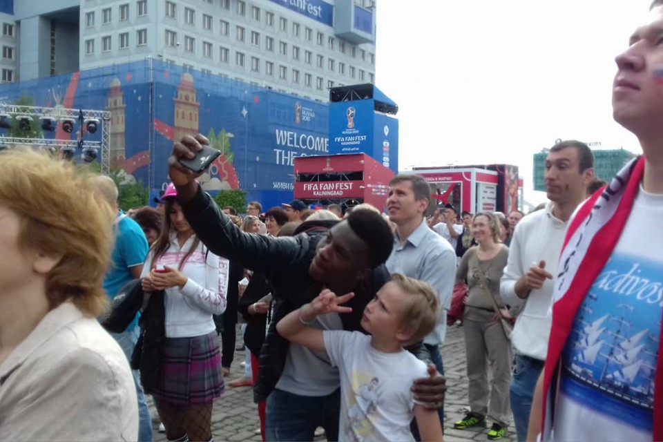 На открытии фан-зоны болели и праздновали первую победу России 
