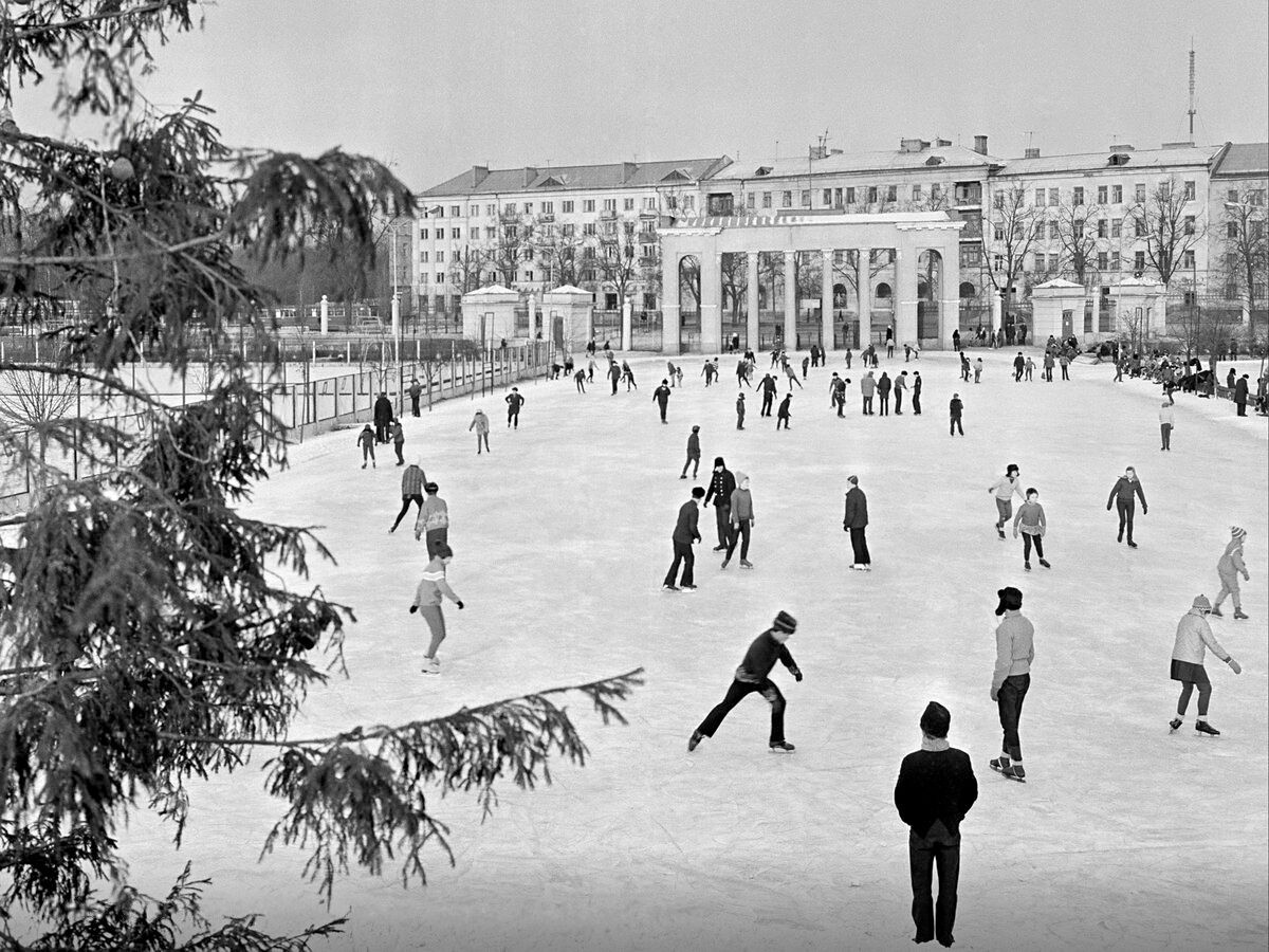 1969 год. Каток на стадионе Балтика в Калининграде. Каток в Москве 1960. Калининград 1969. Каток в парке Горького 1960.