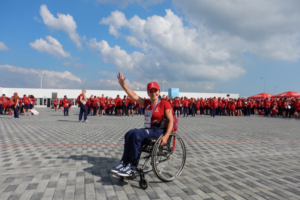 Болельщикам с ограниченными возможностями помогает волонтер на коляске