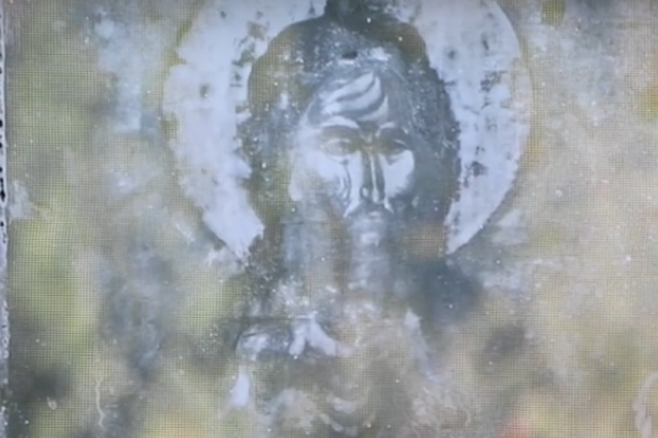 Образ Иоанна Предтечи проявился на стекле иконы