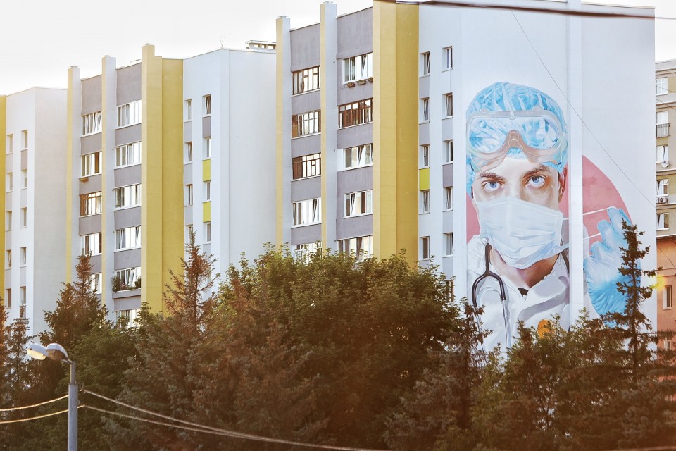На многоэтажке появился портрет врача, борющегося с коронавирусом 