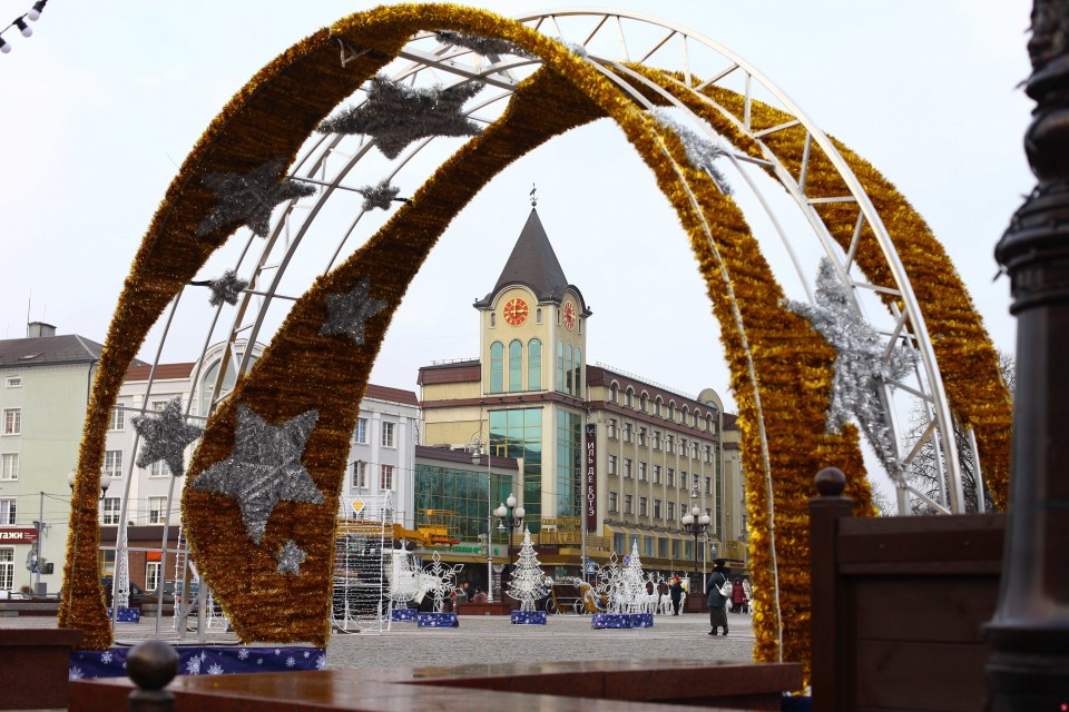 Новогодние арки, олени и кареты  на площади Победы