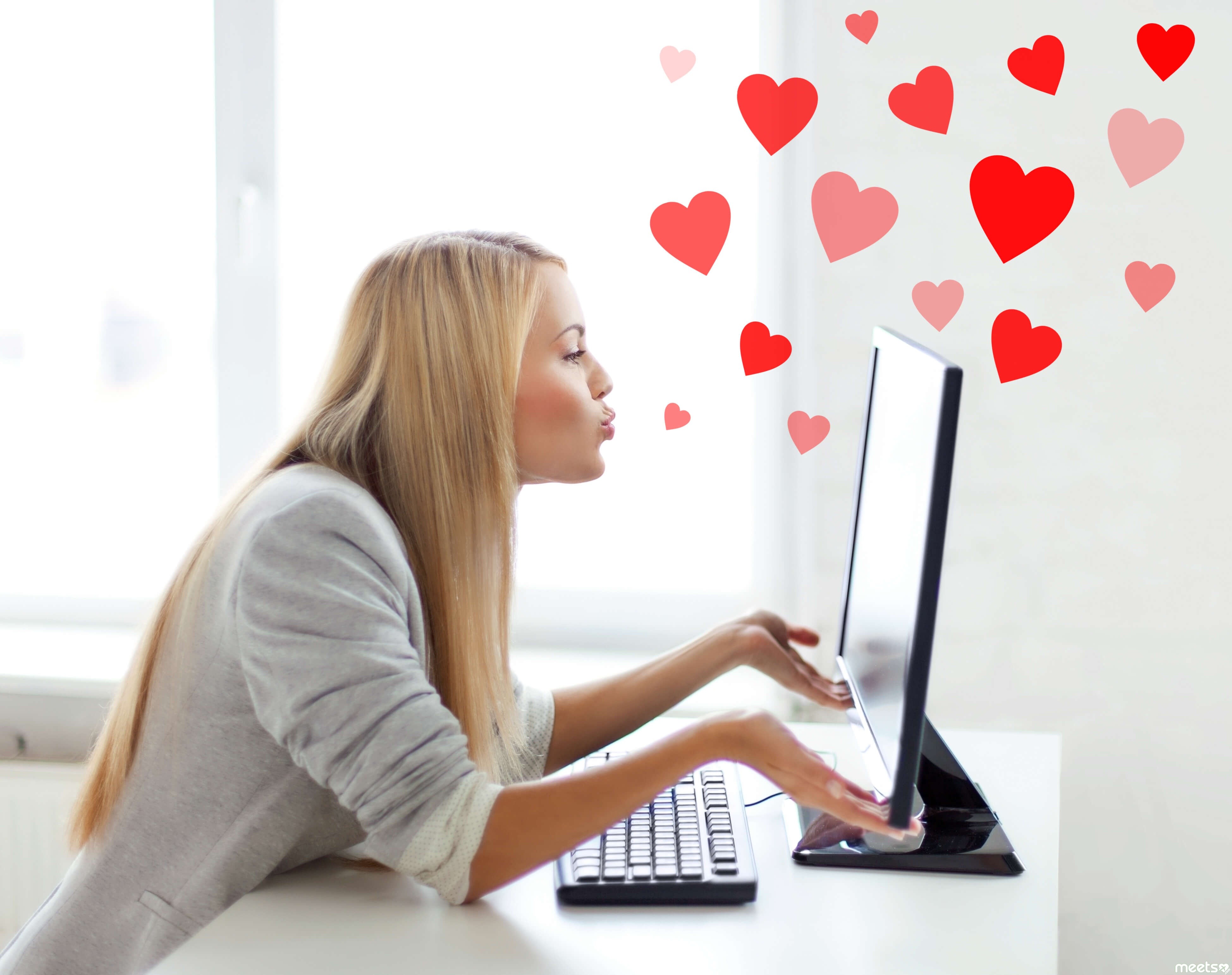 Одинокие женщины хотят мужчин. Интернет любовь. Общение в социальных сетях. Любовь к клиенту. Разговор в интернете.