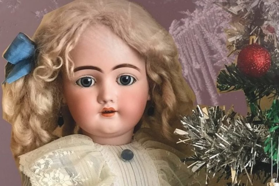 В Калининград привезли старинных кукол и Дедов Морозов