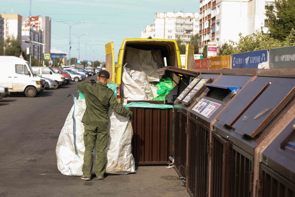 Как отвадить соседей от своего мусорного контейнера?